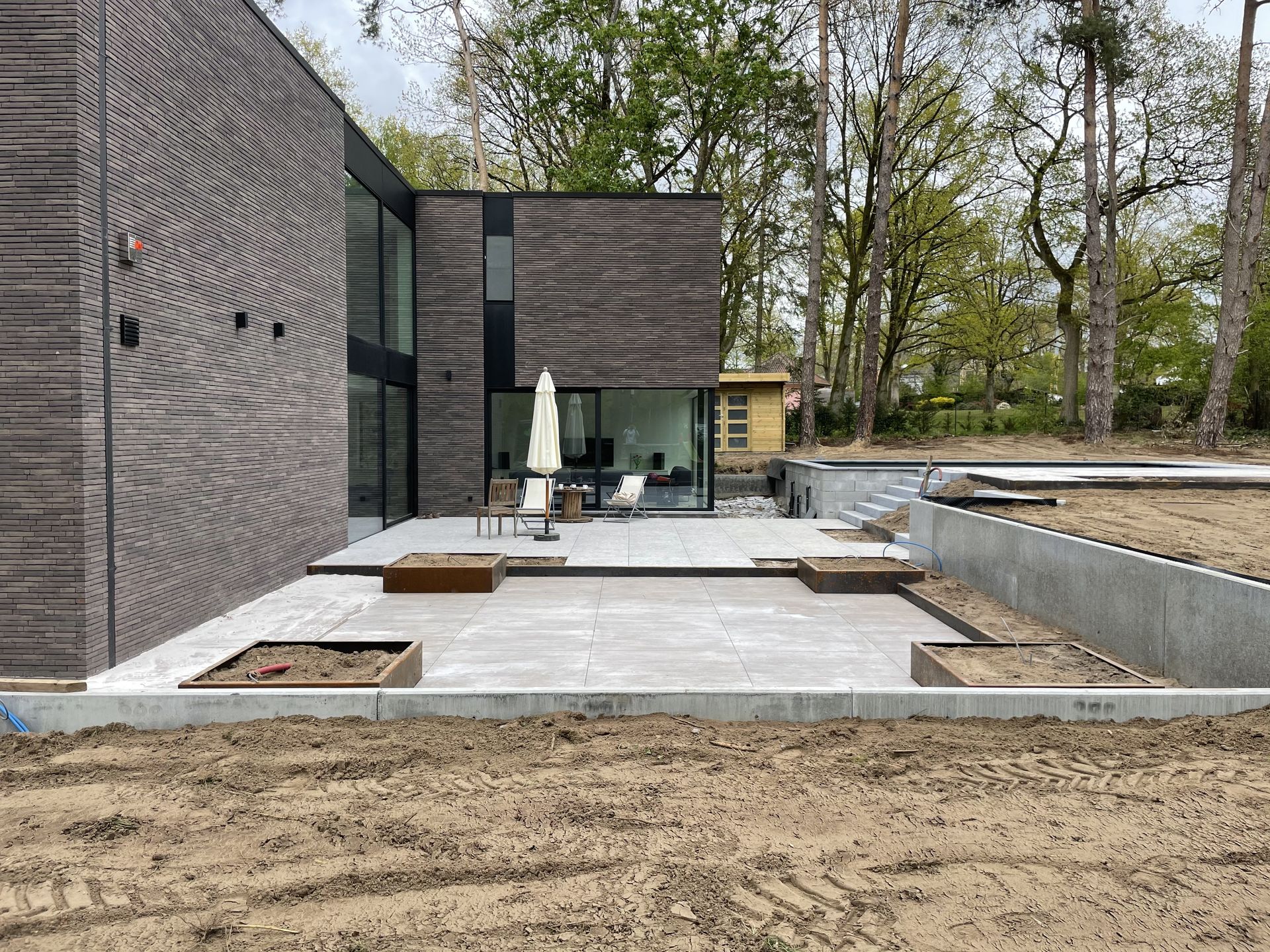 terrasse sur plots + L en béton + bacs en acier corten 